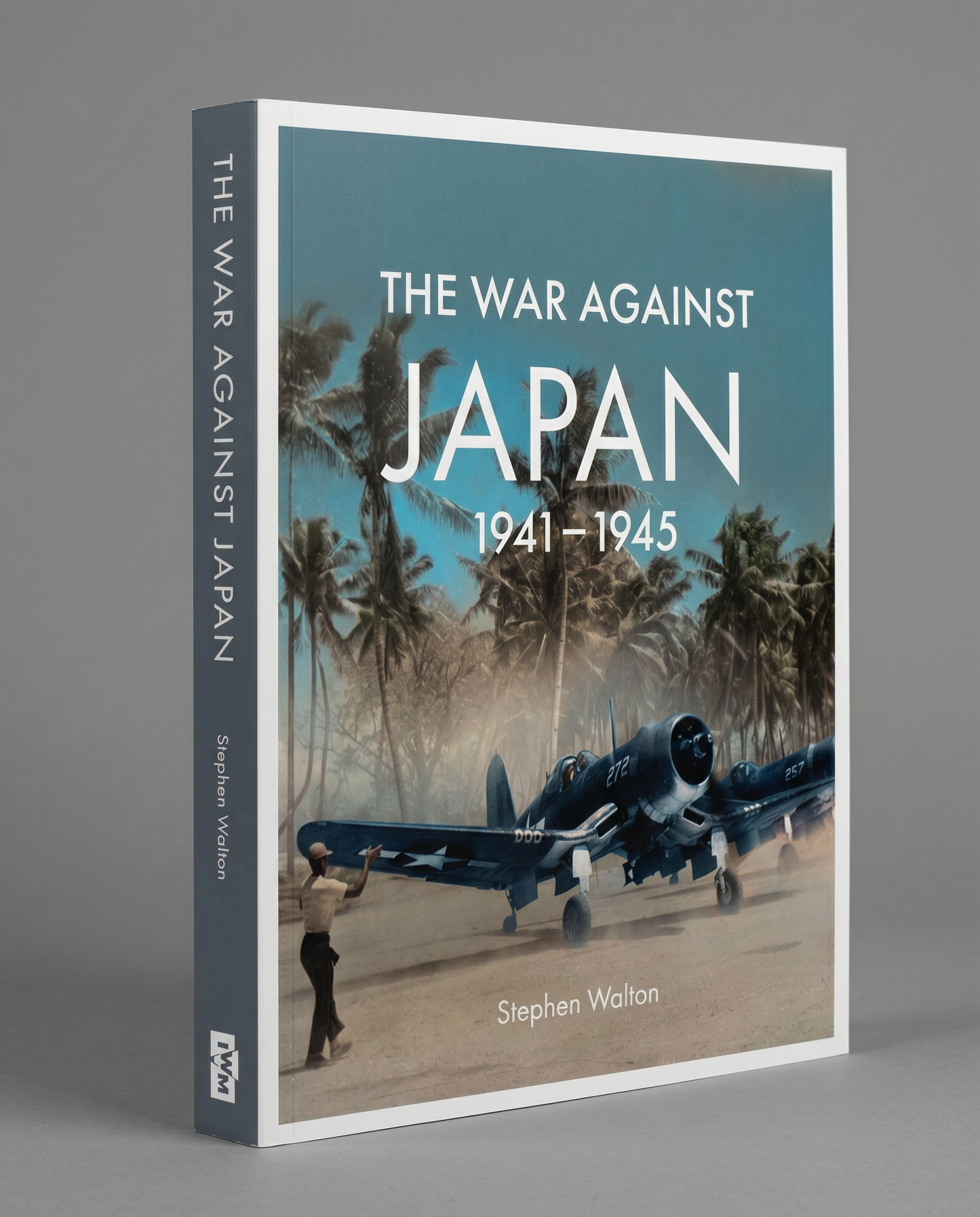 Book cover of 'The War Against Japan 1941-1945' by Stephen Walton with a plane and palm trees on a beach.